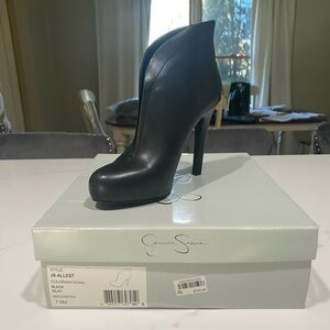 Jéssica Simpson booties